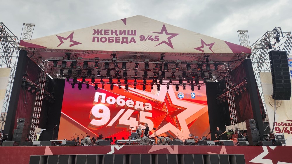 «Ала-Тоо» аянтында Дима Билан, Amirchik жана «Radio Tapok» ырдап жатат