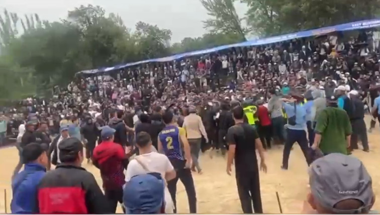 Ноокатта алыш күрөш маалында эки спортчунун тарапташтары чырдаша кетишти (видео)