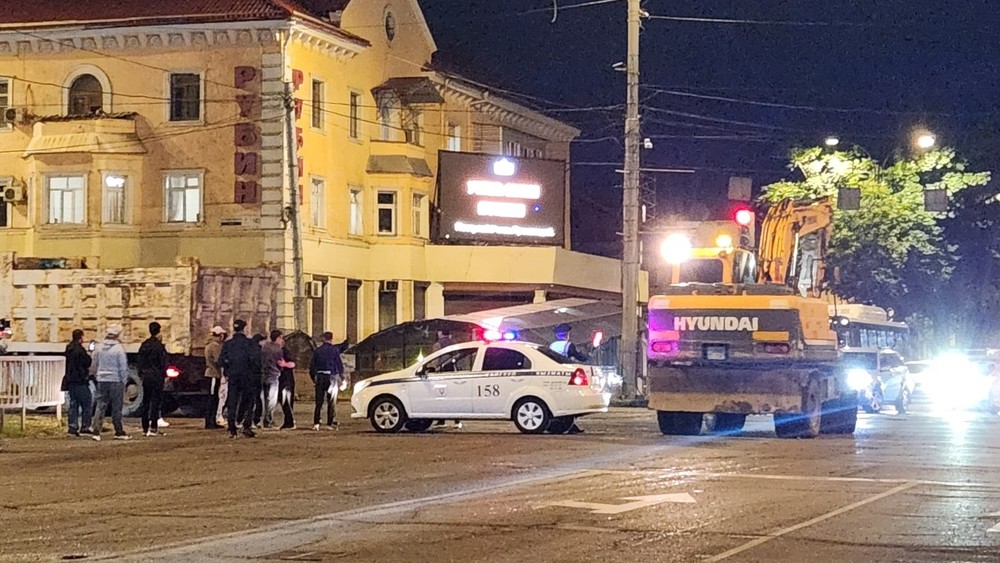 Бишкекте Чүй проспектисинин ЦУМдун жанындагы бөлүгү жабылды