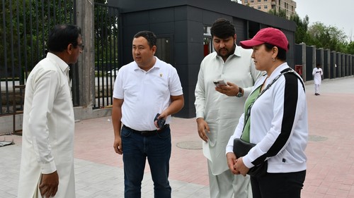 Министрдин орун басары Индия жана Пакистандык студенттер жашап бир нече ЖОЖдун жатаканаларына барды — Билим АКИpress