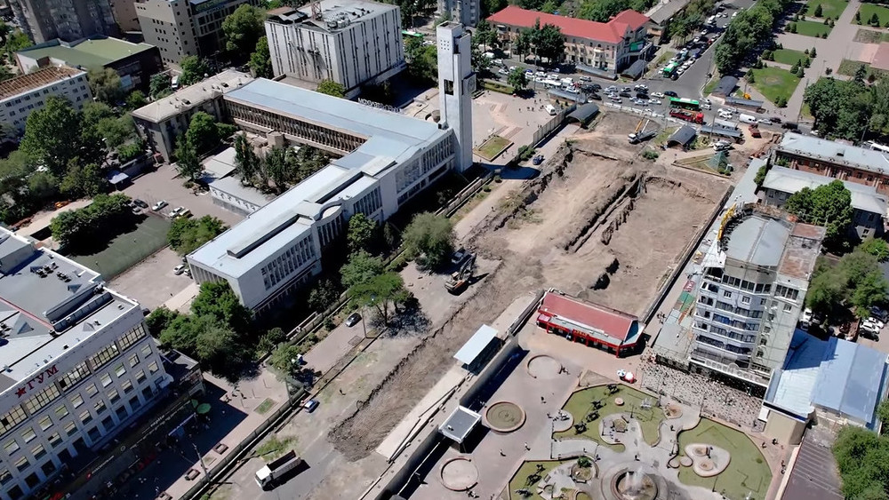 Видео — Бишкектин ортосунда жер алдындагы өтмөк үчүн чуңкур казыла баштады