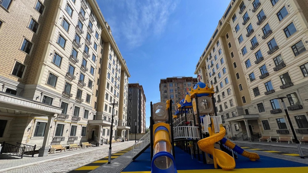 Садыр Жапаров Жалал-Абад шаарында ипотекалык батир алгандарга ачкычтарды тапшырылды