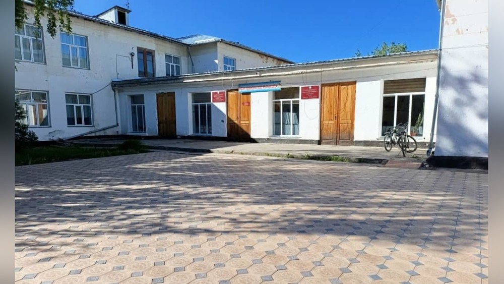 Кемин шаарындагы мектептин короосуна таман таш төшөлдү