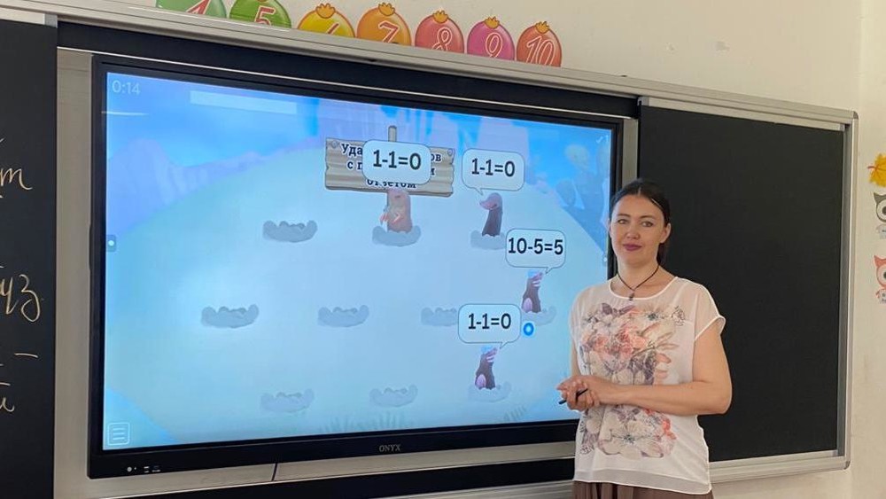 С.Чокморов айыл аймагындагы эки мектепке заманбап интерактивдүү панель алып берилди