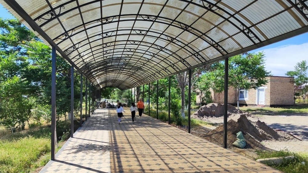 Сузактын Чаңгыр-Таш айылындагы мектепти 20 жыл мурда аяктаган классташтар билим уясын оңдоп жатышат