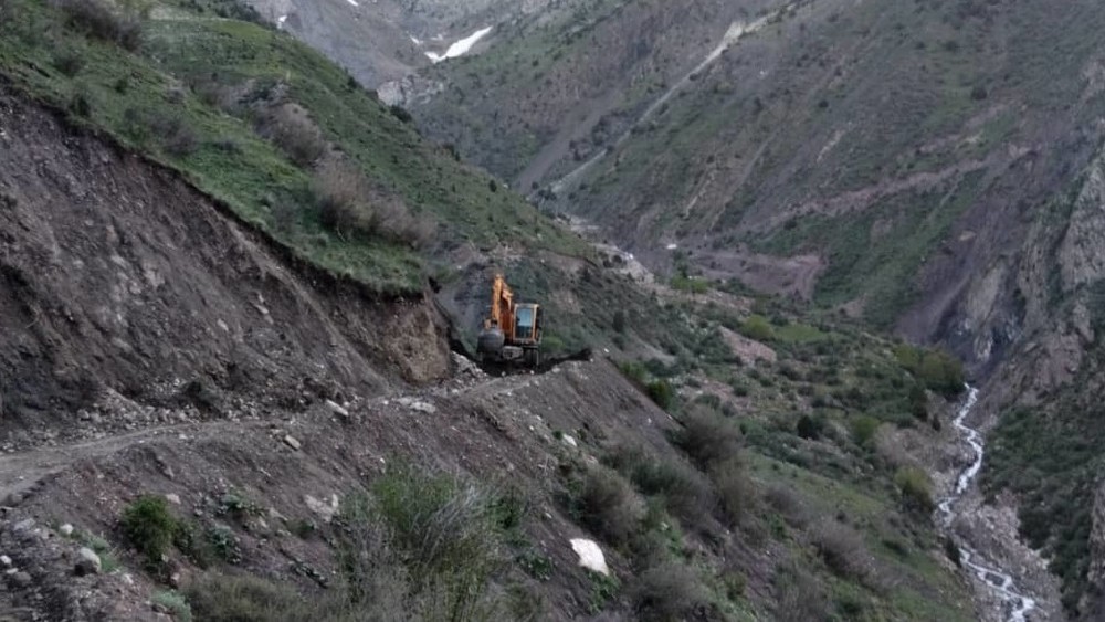 Зардалыга кетчү жол оңдолуп, тургундар кооптуу болгон айланма жолду колдонуп жатышат (видео)
