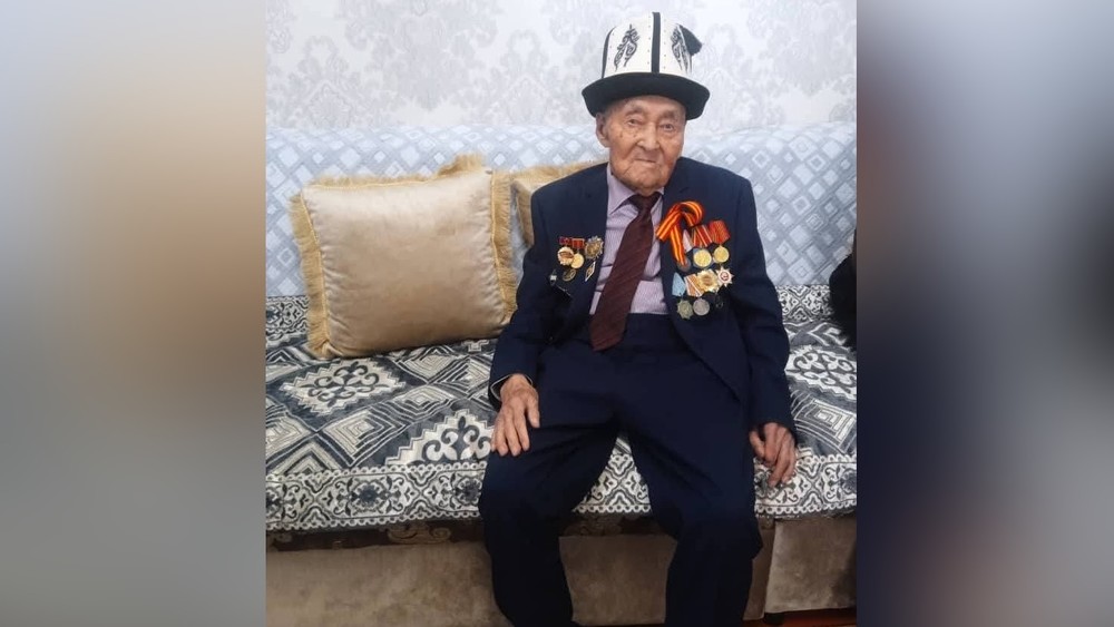 Нарындын Дөбөлү айылында Улуу Жеңиштин 80 жылдыгына карата ооруктун ардагерине белек берилди