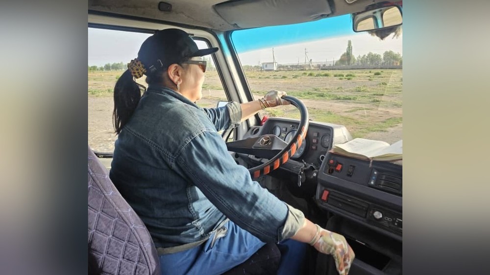 » 15 жылдан бери сүт ташып, эки баласын жалгыз баккан Каиргүл Кожогулованын баяны