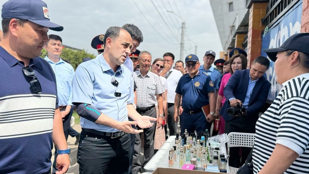 Бишкектеги Кулиев көчөсү тазаланып жатат