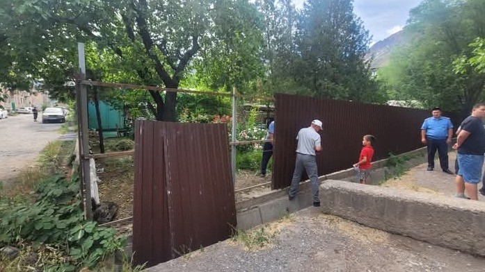 Кара-Көлдө мыйзамсыз жерлер боюнча иштер жүрүп, курулуштар бузулууда