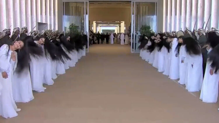 Трампты Абу-Дабиде «чач бийи» менен тосуп алышты. Видео