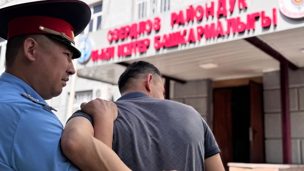 Мас абалында милиционерлер менен мушташкан шектүүлөр кармалды