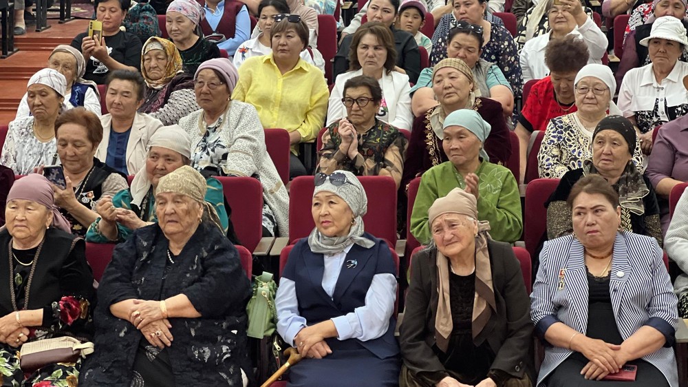 Президент Садыр Жапаровдун энелер күнүнө карата куттуктоосу