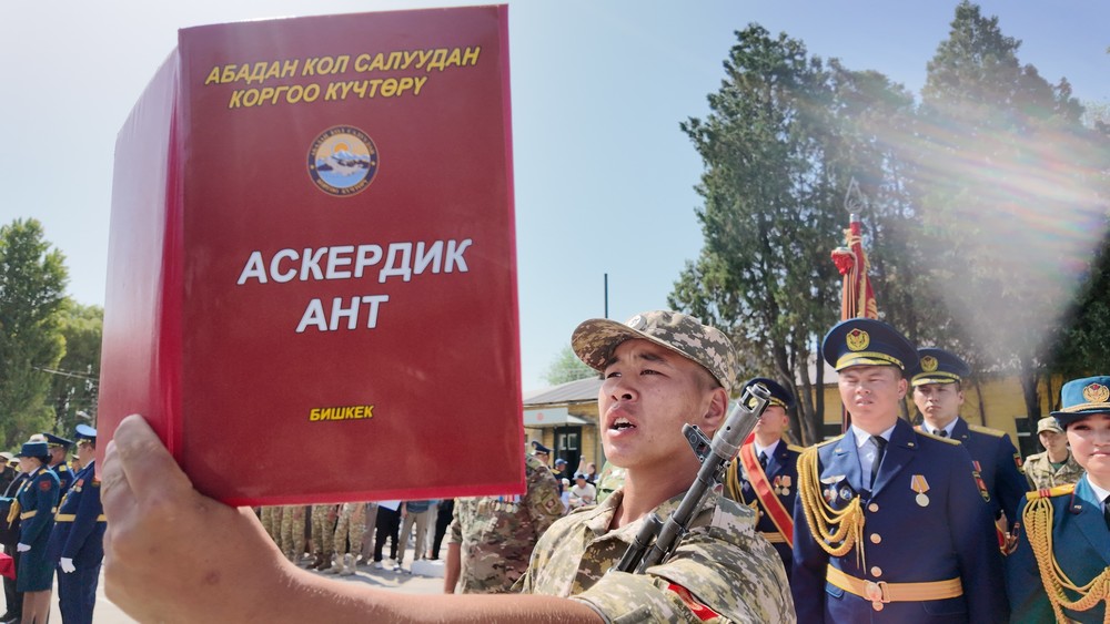 Абадан коргонуу күчтөрүндөгү жаш жоокерлер ант беришти