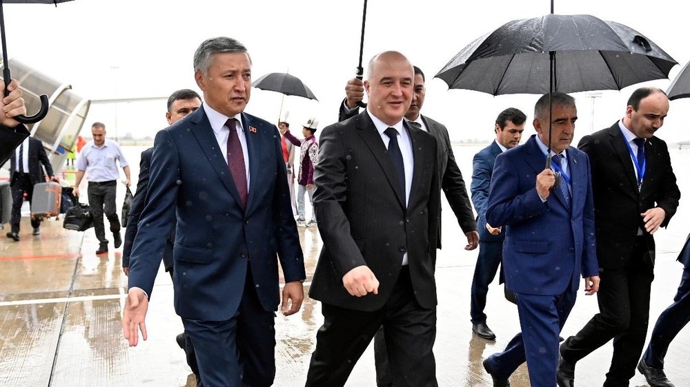 Тажикстандын парламенттик делегациясы Бишкекке келди