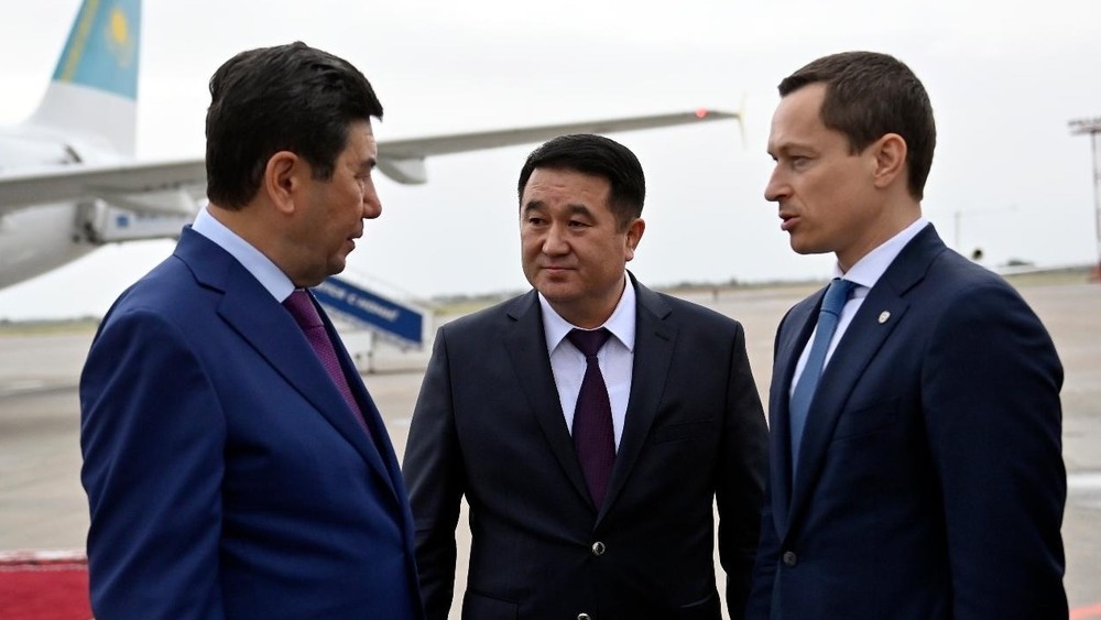 Казак парламентинин төрагасы Ерлан Кошанов Бишкекке келди