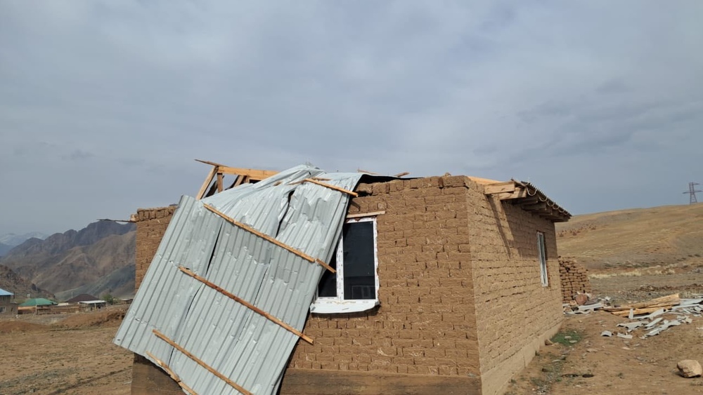 Нарын жана Кочкор районундагы айылдарда катуу шамал үйлөрдүн чатырларын учуруп кетти