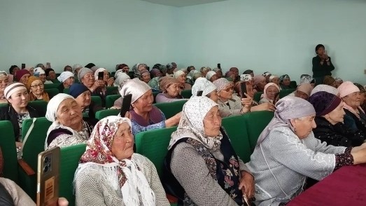 Нарындын Чет-Нура айылында Энелер күнүнө карата 100 кадырлуу энеге сый тамак берилди