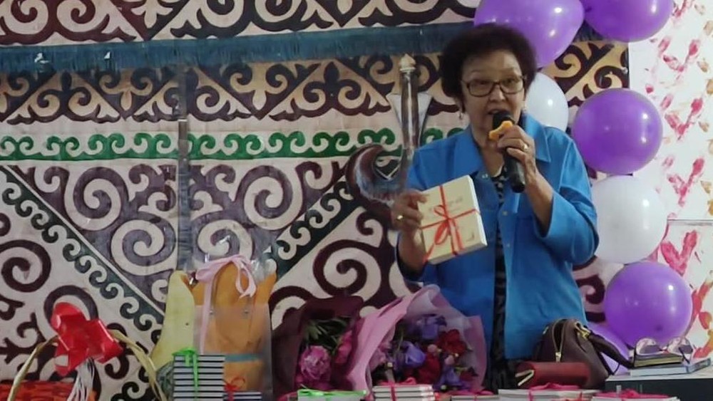 Акын Мая Осмонкулованын поэзия кечеси Таластагы өзү окуган мектептен башталды