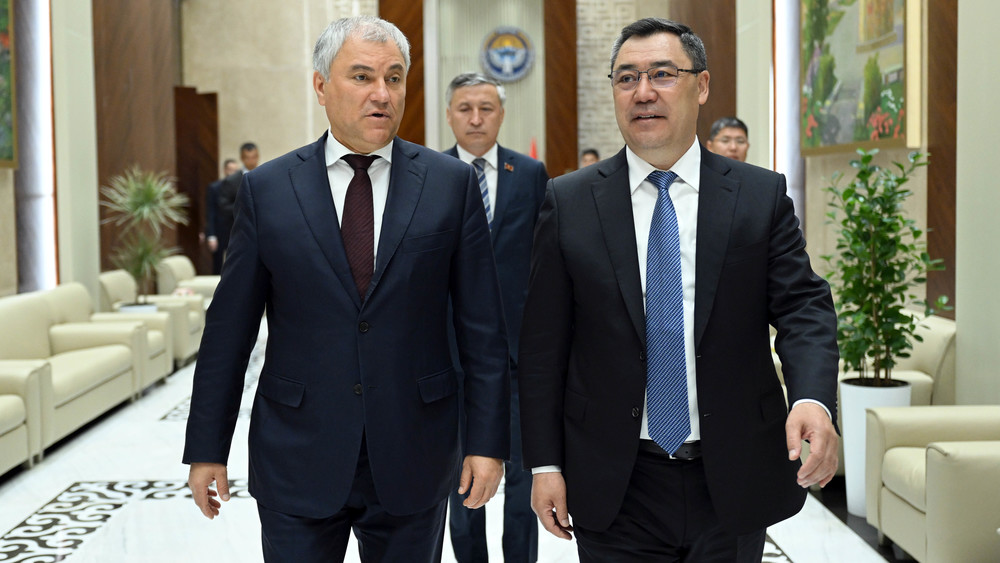 Садыр Жапаров Мамдуманын төрагасы Вячеслав Володин менен бетме-бет сүйлөштү