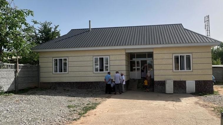 Сузактын Жаңы-Дыйкан айылындагы мектепти 20 жыл мурда аяктагандар майып классташына жаңы үй салып беришти