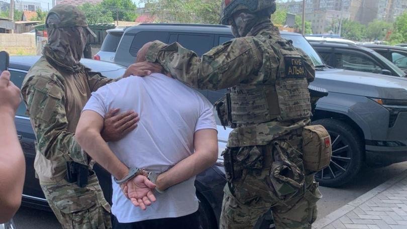 «Дөө Чыңгыздын» өкүл атасы жана Көлбаевдин спорт боюнча куратору кармалды,