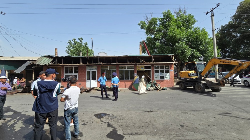 Жалал-Абад облустук ооруканасына жакын жолдун четиндеги дарыкана, дүкөндөр буздурула баштады