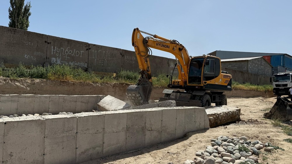 Биринчи май районунда уруксат берилбеген пайдубалдар буздурулду