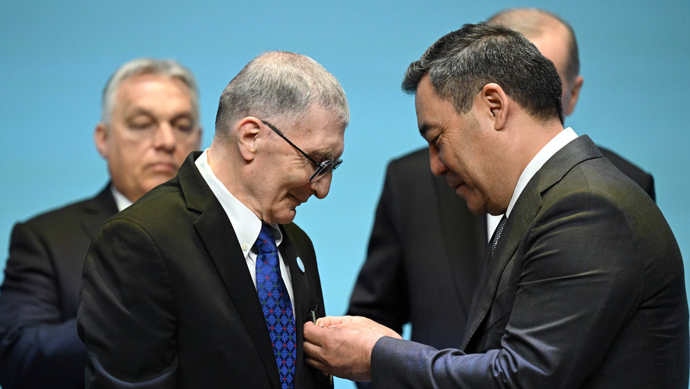 Президент С.Жапаров профессор Азиз Санжарга Алишер Навои атындагы эл аралык сыйлыгын тапшырды