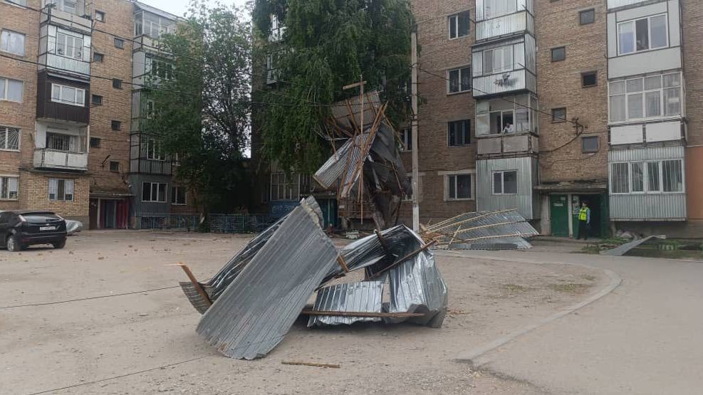 Таластагы катуу шамалдын кесепетинен көптөгөн үйлөрдүн чатырлары зыянга учурады