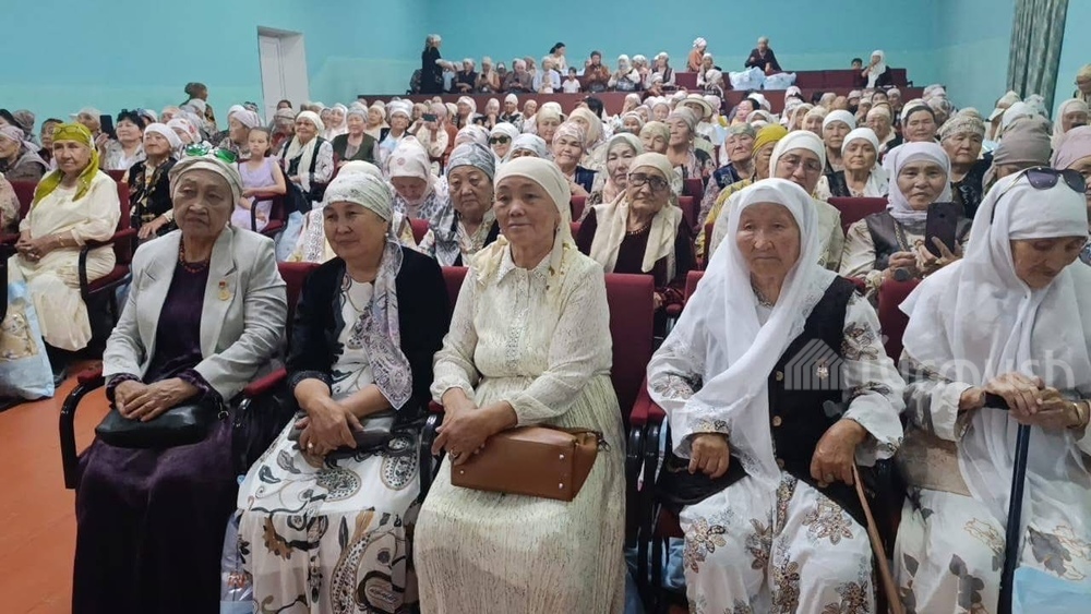 Өзгөндүн Куршаб айыл өкмөтүндө 500гө жакын баатыр энелер сыйланды