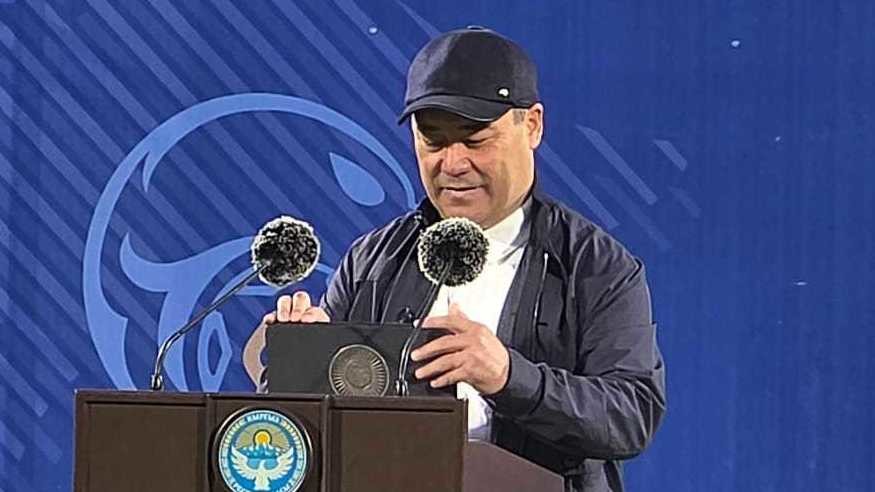 Президент Садыр Жапаров Караколдогу стадиондун ачылыш аземине катышып жатат