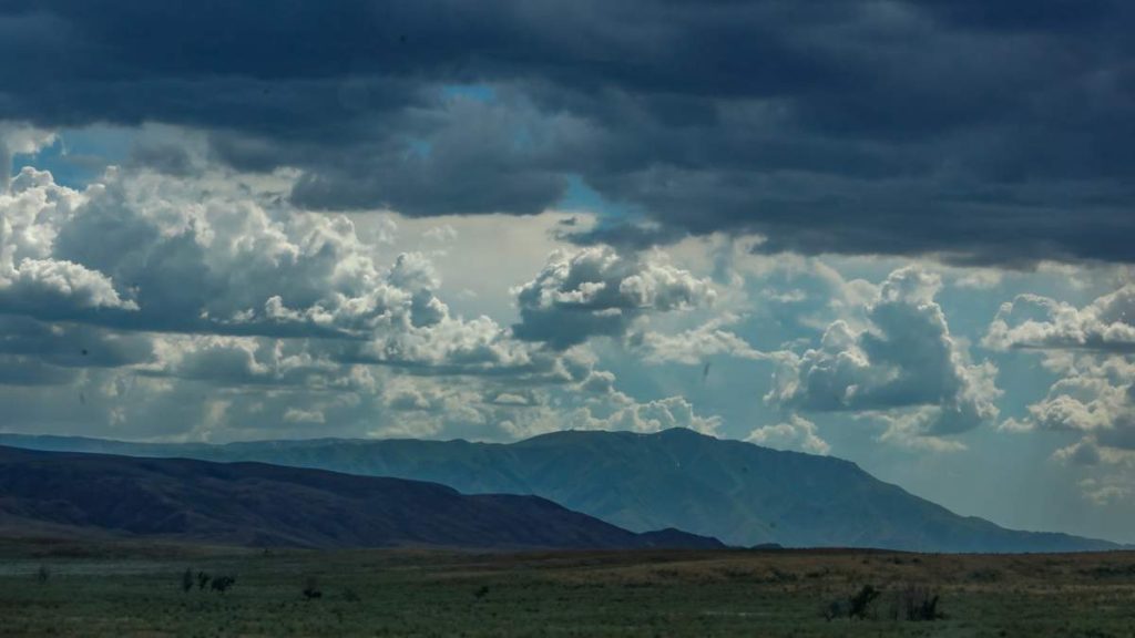 Алматинцев просят отказаться от походов в горы из-за ухудшения погоды