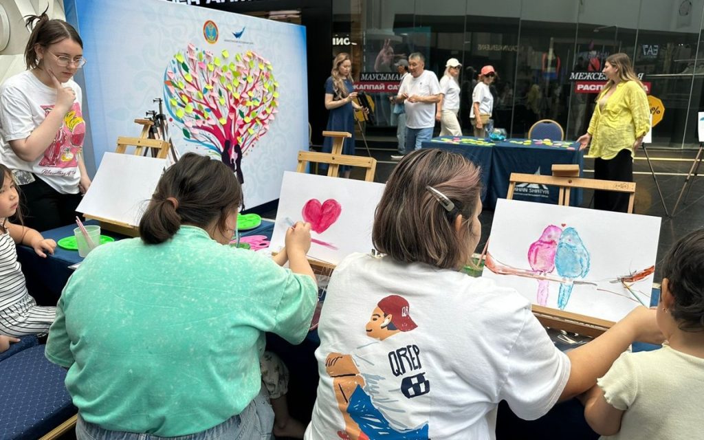 в Астане выросло дерево любви и тепла