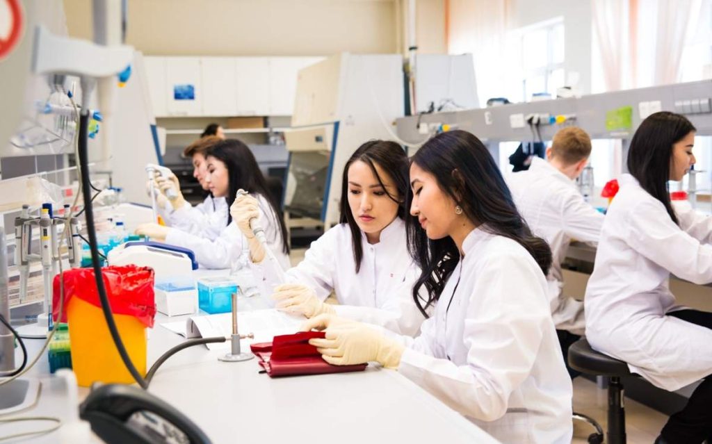 Почти 178 тысяч молодых специалистов выпустятся из вузов Казахстана в этом году