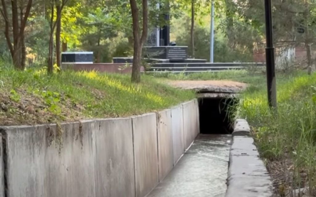 По арыкам Шымкента, десятилетиями остававшимся сухими, снова течет вода