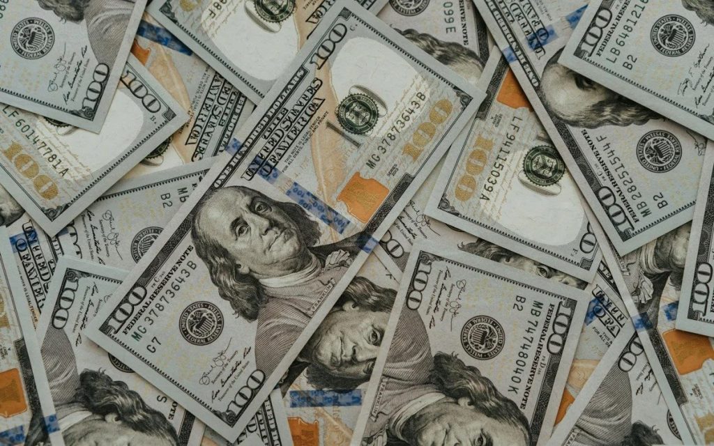 Курсы валют в обменниках Алматы и Астаны на 27 мая