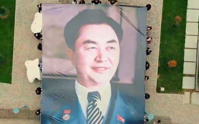 Отредактируйте и перепишите следующий заголовок: Cтуденты вышли с огромным флагом с изображением Каныша Сатпаева