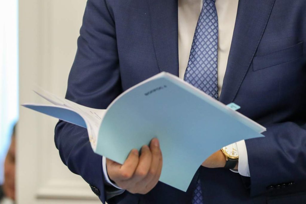 Отредактируйте и перепишите следующий заголовок: Чиновника незаконно наказали в Костанайской области