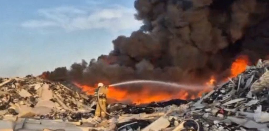 Черный дым и едкий запах окутали Шымкент после крупного пожара