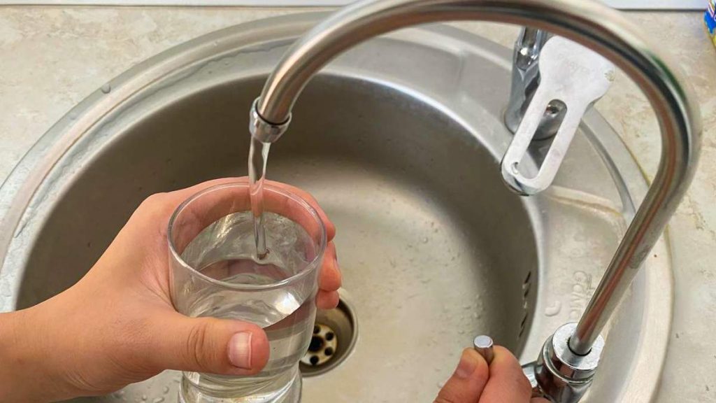 В Актобе жители райцентра получают воду только в определенные часы