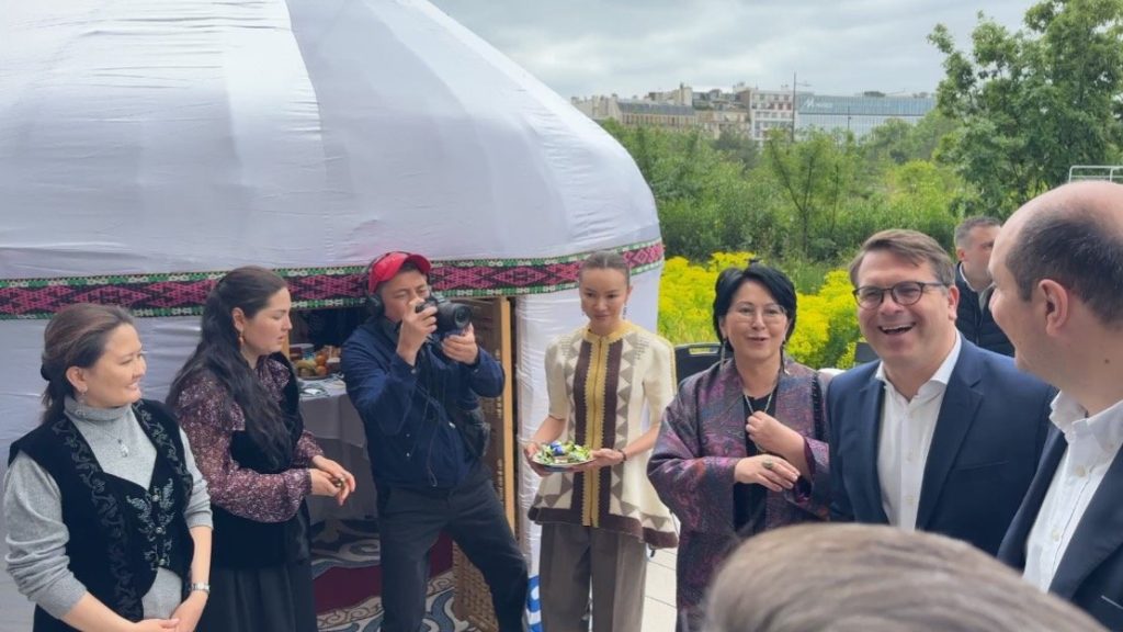 Казахстан принял участие в международном гастрономичеком фестивале в центре Парижа