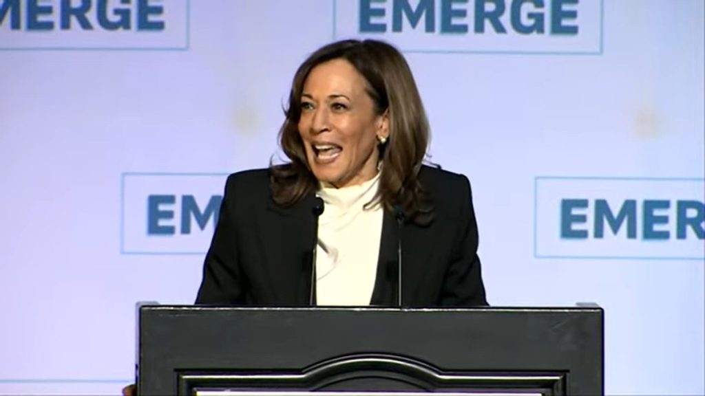 Отредактируйте и перепишите следующий заголовок: Камала Харрис выступила с критикой в адрес Трампа