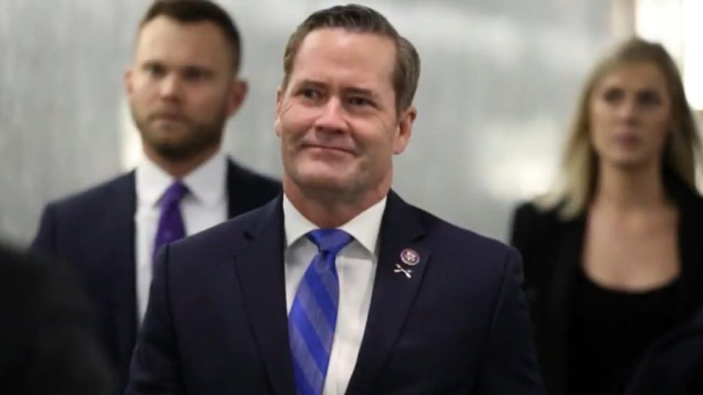 Отредактируйте и перепишите следующий заголовок: Советник Трампа по национальной безопасности Майк Уолтц отстранен от должности