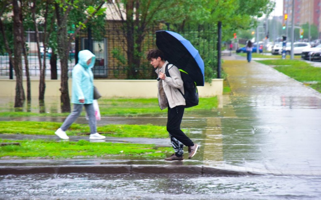 в Астане и 16 областях Казахстана объявили штормовое предупреждение