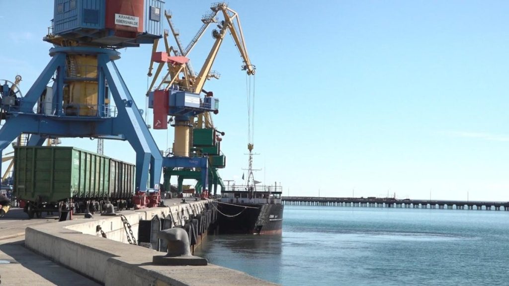 Отредактируйте и перепишите следующий заголовок: Из-за обмеления Каспия танкеры задевают дно в порту Актау