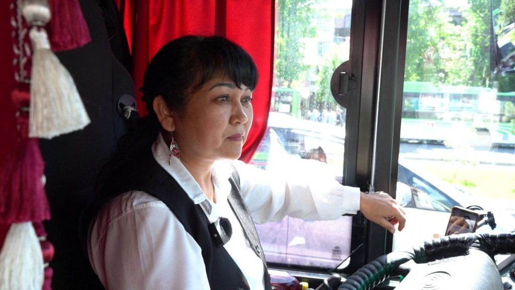 Пол не играет решающей роли — единственная женщина-водитель автобуса в Шымкенте