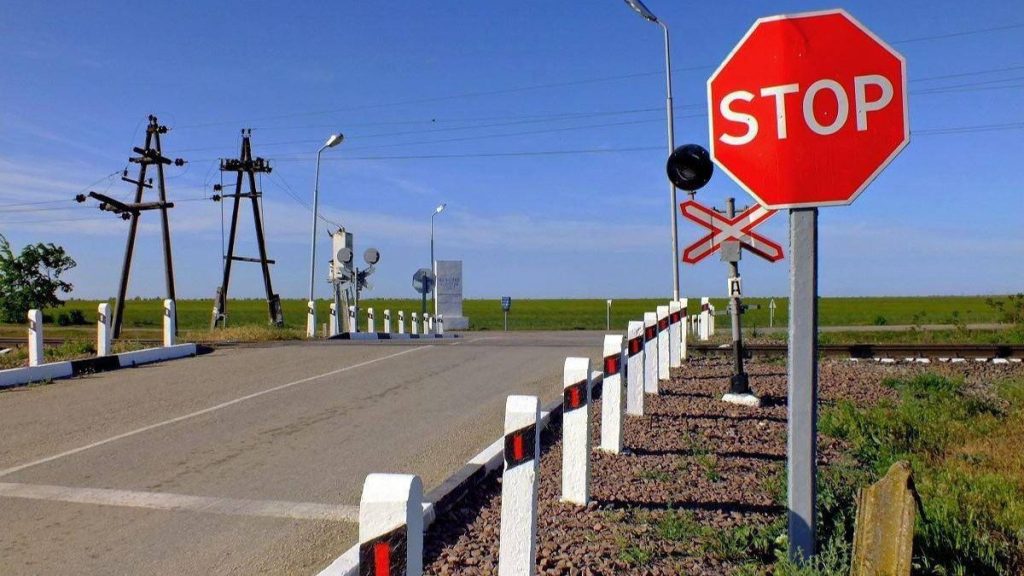 Внедорожник столкнулся с поездом в области Жетысу