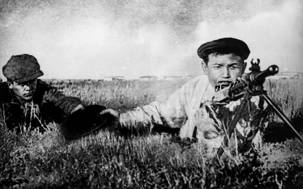 Отредактируйте и перепишите следующий заголовок: Архивное фото призывника времен ВОВ «ожило»