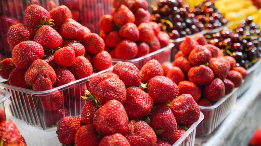 Акмолинские санврачи предупредили об опасности ранних фруктов